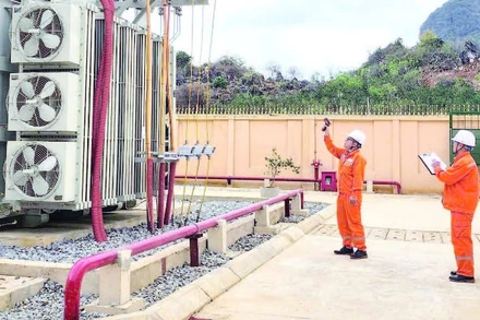 Công nhân Công ty Điện lực Sơn La kiểm tra thiết bị tại Trạm biến áp 110 kV Sơn La 2.
