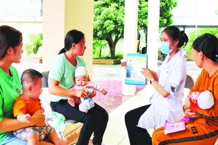 Cán bộ Trạm y tế xã Sảng Mộc, tỉnh Thái Nguyên tư vấn cho các bà mẹ về lợi ích khi tiêm vắc-xin cho trẻ.