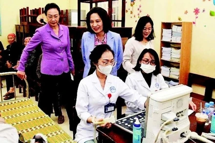 Chuẩn bị khám sàng lọc cho người dân. (Ảnh THÀNH CHÂU)