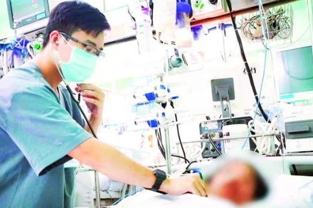 Bác sĩ Bệnh viện Chợ Rẫy thăm khám cho bệnh nhân B.