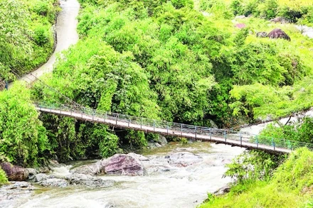 Cầu treo nối trung tâm xã Ngọc Linh đến khu sản xuất ở làng Kon Tua.