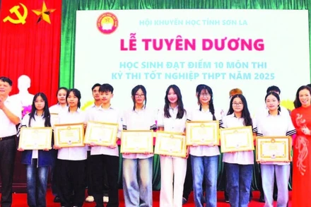 Hội Khuyến học tỉnh Sơn La trao giấy khen tặng các học sinh tiêu biểu. (Ảnh HOÀNG GIANG)
