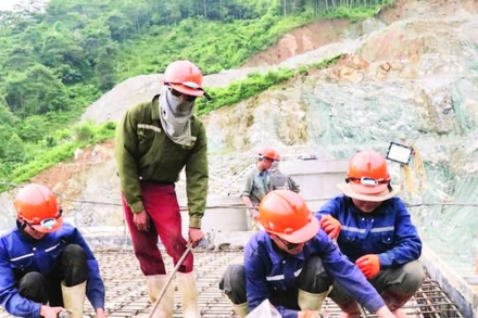 Khẩn trương hoàn thành dự án hệ thống cấp nước suối Sửu, phường Hà Giang 2 chào mừng Quốc khánh 2/9.