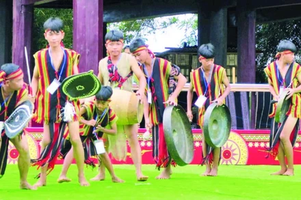 Thế hệ trẻ dân tộc Brâu với điệu chiêng Bơm pa rar.