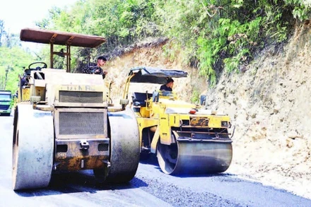 Thi công đường Bản Xèo-Dền Sáng-Y Tý.