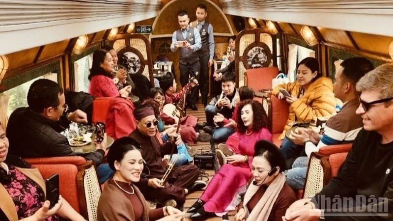 The Hanoi Train: Hành Trình Du Xuân Đậm Bản Sắc Trên Tàu Hỏa 2 Tầng