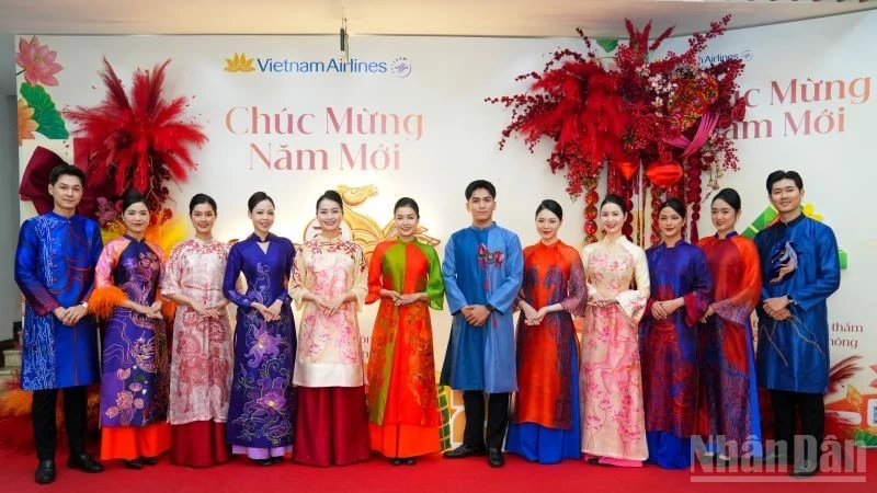Vietnam Airlines Đón Tết Trên Mây Với Áo Dài 'Mã Xuân Hồng' Và Ẩm Thực Cổ Truyền