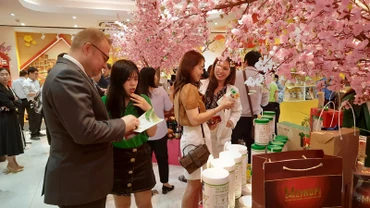 Khách hàng tham quan, mua sắm tại Tuần lễ Triển lãm sản phẩm ngành lương thực, thực phẩm năm 2023.
