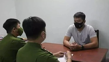 Đối tượng hành hung bác sĩ làm việc tại cơ quan công an. (Ảnh: suckhoedoisong.vn)