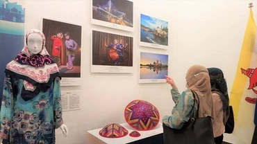 Triển lãm thu hút nhiều khách tham quan là người dân các nước ASEAN. (Ảnh: Ngọc Huyền/Vietnam+)