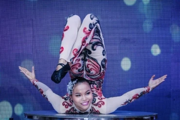 Nghệ sĩ xiếc Nguyễn Hồng Trúc Vi trong một tiết mục biểu diễn. (Ảnh NVCC)