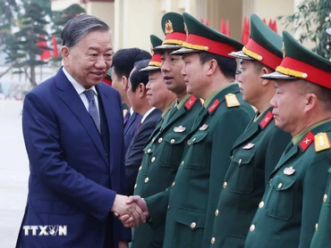 Tổng Bí thư Tô Lâm với cán bộ, sĩ quan chỉ huy Lữ đoàn tên lửa 490. (Ảnh: Thống Nhất /TTXVN)