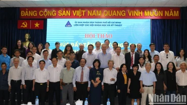 Các đại biểu chụp ảnh lưu niệm tại hội thảo