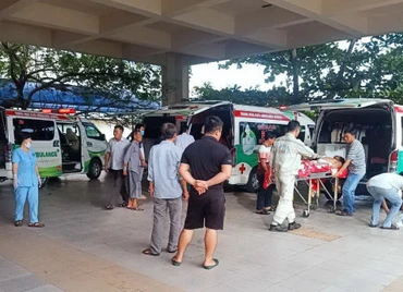 Cấp cứu công nhân bị thương do cháy nổ.(Ảnh: CTV)
