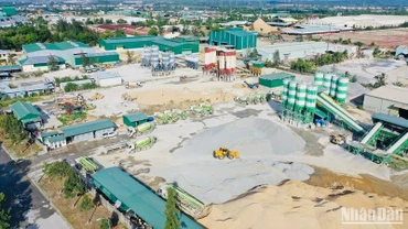 Hơn 3ha đất dự án, nhiều trạm bê-tông trái phép hoạt động nguy cơ gây ô nhiễm môi trường.