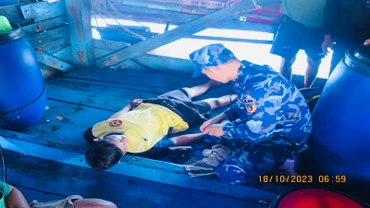 Lực lượng quân y điều trị cho các ngư dân bị nạn. 