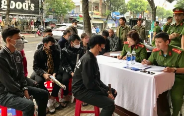 Người dân phường Hòa Thọ Đông, quận Cẩm Lệ, thành phố Đà Nẵng tự nguyện giao nộp công cụ hỗ trợ cho Công an phường. Ảnh Công an cung cấp.