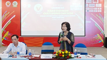 Bà Vũ Kim Hạnh, Chủ tịch Hội Doanh nghiệp hàng Việt Nam chất lượng cao phát biểu tại lễ công bố.