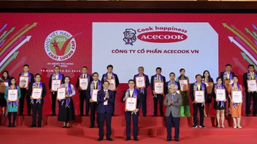 Trao chứng nhận hàng Việt Nam chất lượng cao cho các doanh nghiệp.
