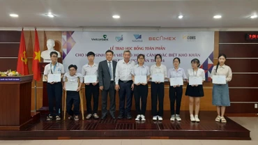 Sinh viên có hoàn cảnh đặc biệt khó khăn nhận học bổng của Đại học Quốc gia Thành phố Hồ Chí Minh.