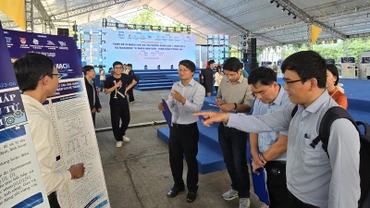 Các nhóm dự án trình bày về giải pháp cho Ban giám khảo cuộc thi.