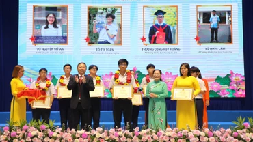 Lãnh đạo Thành phố Hồ Chí Minh tặng Bằng khen cho học sinh đạt thành tích cao.