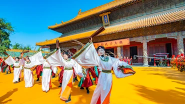 Biểu diễn lễ nhạc tại sân Đại Thành Điện.