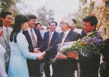 Giảng viên, sinh viên ĐHQG Hà Nội tặng hoa Thủ tướng Võ Văn Kiệt (năm 1997). (Ảnh: congan.com.vn) 