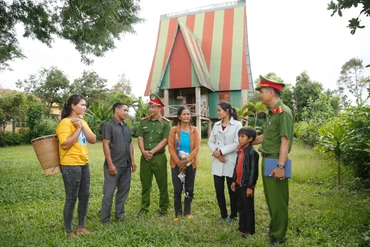 Cán bộ, chiến sĩ Công an nhân dân xã Ia Ka, huyện Chư Păh, tỉnh Gia Lai trao đổi với đồng bào dân tộc về tình hình an ninh, trật tự trên địa bàn. (Ảnh: TTXVN) 
