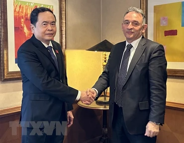 Phó Chủ tịch Thường trực Quốc hội Trần Thanh Mẫn tiếp Tổng Bí thư Đảng Cộng sản Tây Ban Nha (PCE), Enrique Fernando Santiago Romero (Enrique Santiago) ngày 15/3 tại Madrid. (Ảnh: Thu Hà/TTXVN)
