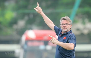 Huấn luyện viên Philippe Troussier có triết lý chơi bóng chặt chẽ, đề cao tính hiệu quả. (Ảnh: PV/Vietnam+)