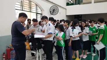 Các thí sinh làm thủ tục gửi đồ tại khu vực gửi đồ ở điểm thi Trường trung học phổ thông Lê Quý Đôn.