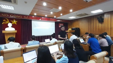Các học viên của lớp bồi dưỡng nghe giảng viên giới thiệu những kỹ năng sử dụng AI, Chat GPT sản xuất tác phẩm báo chí.