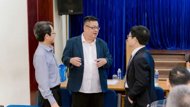 Các đại biểu trao đổi tại hội thảo.