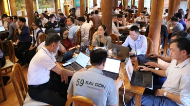 Đại diện các doanh nghiệp tập huấn ứng dụng AI.
