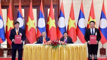 Vietjet trao thỏa thuận hợp tác với Bộ Công chính và vận tải Lào về kết nối vận tải hàng không tại Lào trước sự chứng kiến của Chủ tịch nước Tô Lâm và Tổng Bí thư, Chủ tịch nước Lào Thongloun Sisoulith cùng lãnh đạo cấp cao hai nước.