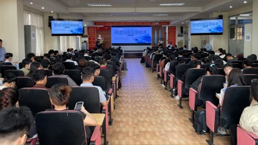 Quang cảnh Hội thảo “Thực trạng và giải pháp trong đào tạo nhân lực và nghiên cứu triển khai lĩnh vực vi mạch bán dẫn Việt Nam tầm nhìn 2045”.