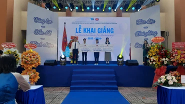 Trao học bổng từ Chương trình Khuyến học, khuyến tài cho ba tân thủ khoa tuyển sinh đại học chính quy năm học 2023-2024.