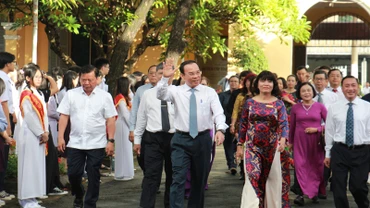 Bí thư Thành ủy Thành phố Hồ Chí Minh Nguyễn Văn Nên dự khai giảng năm học 2023-2024 tại Trường THPT Nguyễn Thị Minh Khai.
