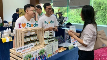Trưng bày sản phẩm nông nghiệp xanh tại hội thảo.