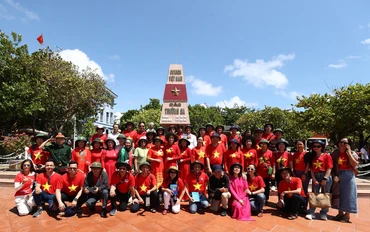 Đoàn công tác của Ủy ban Nhà nước về người Việt Nam ở nước ngoài và đại biểu kiều bào tại thị trấn Trường Sa năm 2024. (Ảnh PHAN HẢI)