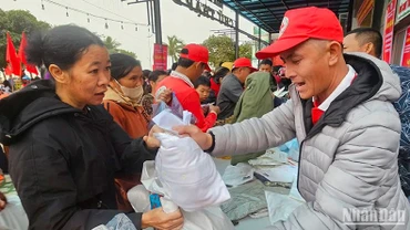 Hưởng ứng phong trào “Tết Nhân ái” Xuân Ất Tỵ năm 2025, Tình nguyện viên Chữ thập đỏ Thanh Hóa trao tặng lương thực, đồ dùng thiết yếu cho người nghèo.