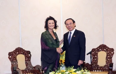Bí thư Thành ủy Thành phố Hồ Chí Minh Nguyễn Văn Nên và Chủ tịch Thượng viện Vương quốc Bỉ Stephnie D’Hose tại buổi tiếp. (Ảnh: Xuân Khu/TTXVN)