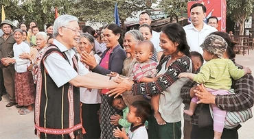 Tổng Bí thư Nguyễn Phú Trọng với đồng bào dân tộc thôn Konrơ Bàng 2 (xã Vinh Quang, thành phố Kon Tum). Ảnh: TTXVN 