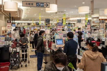Người dân mua sắm tại một siêu thị ở Tokyo, Nhật Bản. (Ảnh: AFP/TTXVN)