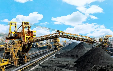 Hệ thống máy đánh đống, bốc, rót của Công ty tuyển than Cửa Ông (Tập đoàn Công nghiệp Than-Khoáng sản Việt Nam).