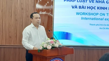 Phó Giáo sư, Tiến sĩ Vũ Hải Quân, Giám đốc Đại học Quốc gia Thành phố Hồ Chí Minh phát biểu tại tọa đàm.