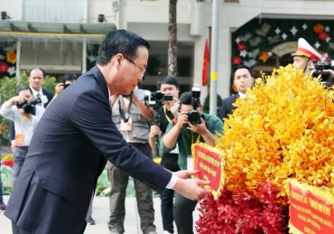 Chủ tịch nước Võ Văn Thưởng dâng hoa tưởng niệm Chủ tịch Hồ Chí Minh. Ảnh: TTXVN