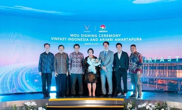 Đại sứ Đặc mệnh Toàn quyền Việt Nam tại Indonesia Tạ Văn Thông (thứ ba từ bên trái), Chủ tịch Tập đoàn Amarta (giữa), và Cựu Đại sứ Indonesia tại Việt Nam Pitono Purnomo (thứ hai từ bên trái) chứng kiến lễ ký kết.