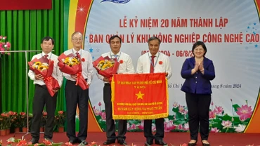 Lãnh đạo Ban quản lý Khu Nông nghiệp Công nghệ cao Thành phố Hồ Chí Minh nhận Cờ truyền thống của Ủy ban nhân dân Thành phố Hồ Chí Minh 